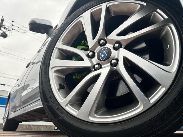 【純正18インチアルミホイール】デザイン性の高い純正アルミホイールを装着しております。各種社外アルミホイールや、スタッドレスタイヤも取扱いしております。是非ご相談ください♪