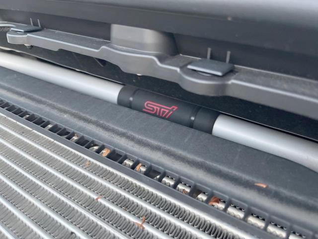 【ＳＴＩタワーバー】お車の剛性を高めるタワーバーを装備。よりスムーズなコーナリング走行が可能となり、走りも楽しめます。