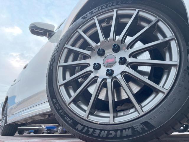 【ＳＴＩオプション１８インチアルミホイール】純正オプションホイールを装着。走行性能の向上に加え、外観もよりスタイリッシュになっています。