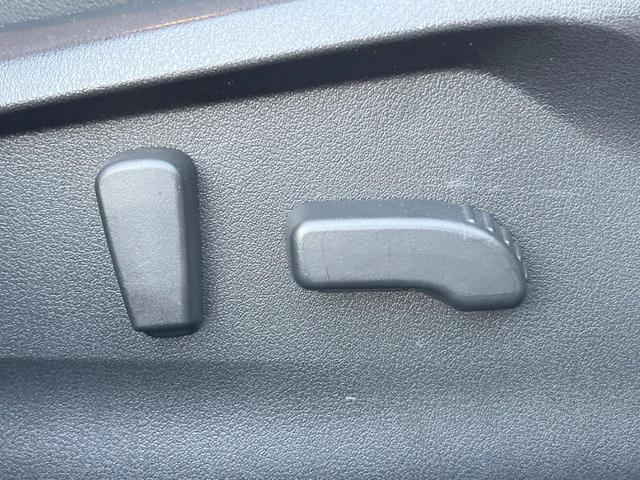 【パワーシート】スイッチ一つで簡単にシートの微調整が可能！電動だから力もいりません！快適なシートポジションにセットして、快適なドライブをお楽しみください。