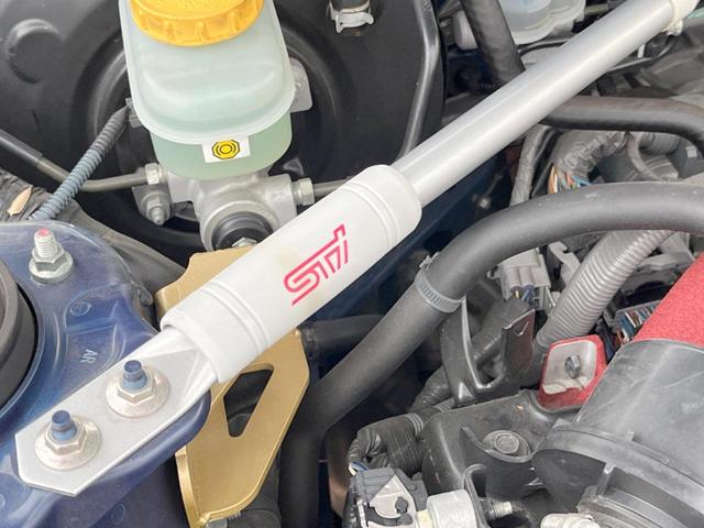 【ＳＴＩ　Ｖタワーバー】お車の剛性を高めるタワーバーを装備。よりスムーズなコーナリング走行が可能となり、走りも楽しめます。