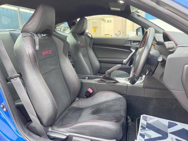 【専用スポーツシート】ホールド性に優れ、カーブ時の体が流れを抑制してくれます。また、体にフィットするから腰や背中が疲れにくく、ロングドライブや高速走行でも快適にお過ごしいただけます♪