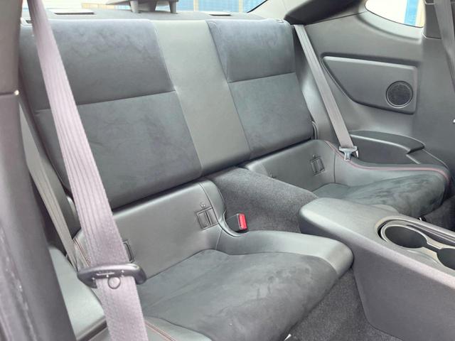 後部座席も気になるようなキズ・汚れやへたり等、大きなダメージはなく、良好な状態です。