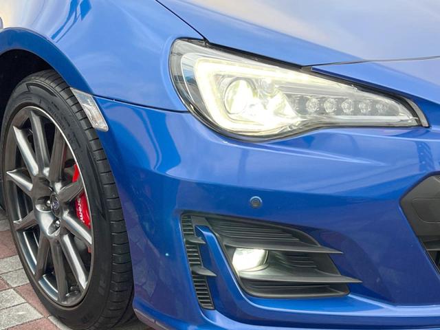 【ＬＥＤヘッドライト】悪天候や夜間走行時も良好な視界を確保し安心して運転できる高輝度ＬＥＤヘッドライトを装備！点灯速度が早く、消費電力も抑えられています。