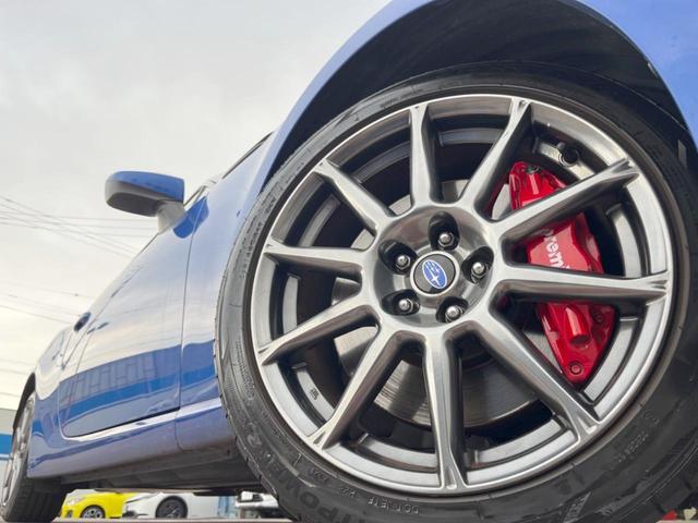 【グレード専用純正１７インチアルミホイール】デザイン性の高い純正アルミホイールを装着しております。各種社外アルミホイールや、スタッドレスタイヤも取扱いしております。是非ご相談ください♪