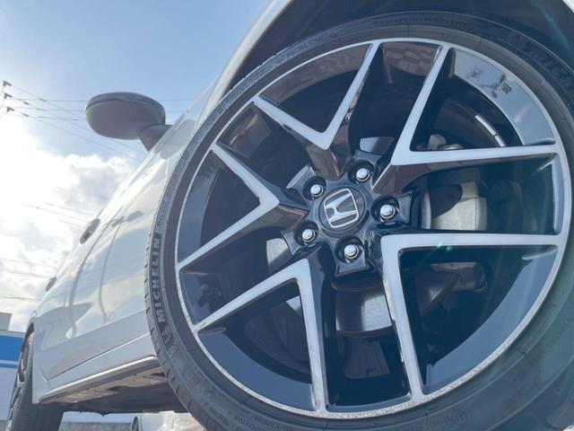 シビック ｅ：ＨＥＶ　禁煙車　９型ホンダコネクトナビ　ＢＯＳＥサウンド　バックカメラ　ホンダセンシング　ＥＴＣ　ハーフレザー　ＬＥＤヘッド　純正１８インチアルミ　シートヒーター　パワーシート　スマートキー　レーダークルーズ（13枚目）