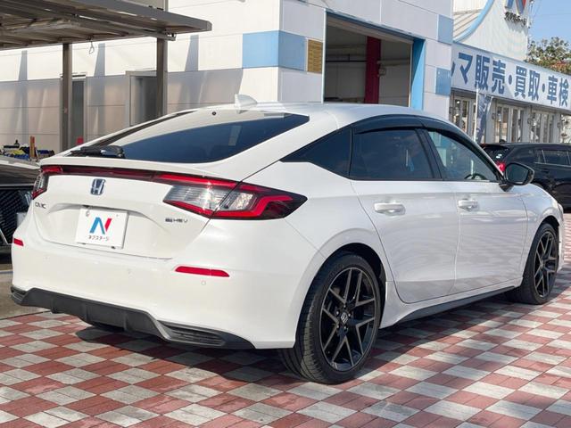 シビック ｅ：ＨＥＶ　禁煙車　９型ホンダコネクトナビ　ＢＯＳＥサウンド　バックカメラ　ホンダセンシング　ＥＴＣ　ハーフレザー　ＬＥＤヘッド　純正１８インチアルミ　シートヒーター　パワーシート　スマートキー　レーダークルーズ（17枚目）