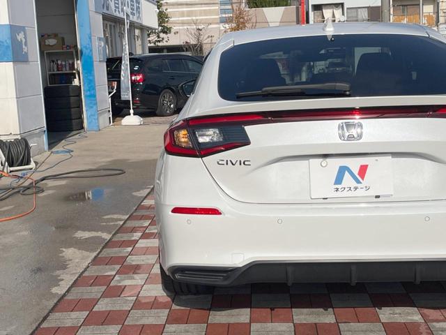 シビック ｅ：ＨＥＶ　禁煙車　９型ホンダコネクトナビ　ＢＯＳＥサウンド　バックカメラ　ホンダセンシング　ＥＴＣ　ハーフレザー　ＬＥＤヘッド　純正１８インチアルミ　シートヒーター　パワーシート　スマートキー　レーダークルーズ（23枚目）