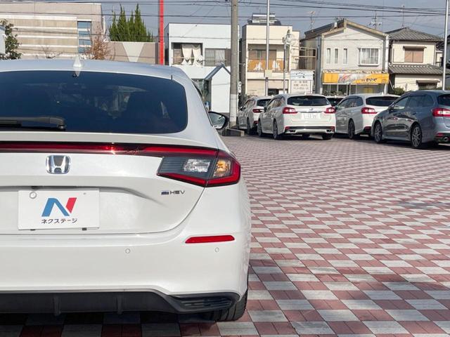 シビック ｅ：ＨＥＶ　禁煙車　９型ホンダコネクトナビ　ＢＯＳＥサウンド　バックカメラ　ホンダセンシング　ＥＴＣ　ハーフレザー　ＬＥＤヘッド　純正１８インチアルミ　シートヒーター　パワーシート　スマートキー　レーダークルーズ（24枚目）