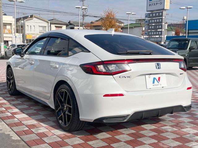 シビック ｅ：ＨＥＶ　禁煙車　９型ホンダコネクトナビ　ＢＯＳＥサウンド　バックカメラ　ホンダセンシング　ＥＴＣ　ハーフレザー　ＬＥＤヘッド　純正１８インチアルミ　シートヒーター　パワーシート　スマートキー　レーダークルーズ（27枚目）