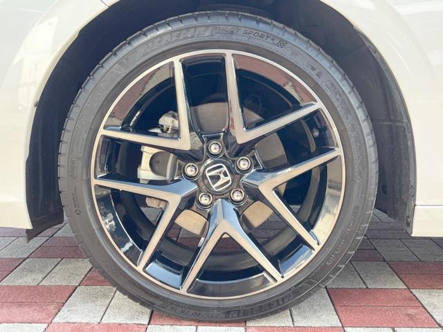 シビック ｅ：ＨＥＶ　禁煙車　９型ホンダコネクトナビ　ＢＯＳＥサウンド　バックカメラ　ホンダセンシング　ＥＴＣ　ハーフレザー　ＬＥＤヘッド　純正１８インチアルミ　シートヒーター　パワーシート　スマートキー　レーダークルーズ（29枚目）