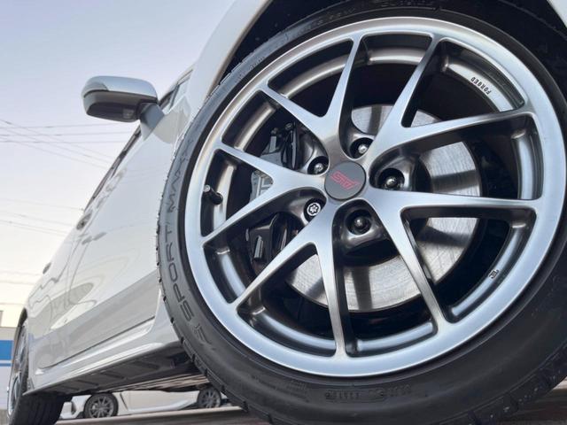 WRX STI STI タイプS 禁煙車 STIスタイルパッケージ STIタワーバー STIドロースティフナー パイオニアSDナビ 革シート 前席シートヒーター メモリー機能付きパワーシート 純正BBS18インチアルミホイール(13枚目)