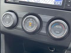 【左右独立型フルオートエアコン】運転席と助手席でそれぞれお好みの温度に設定可能。同乗者にも配慮した、快適な空調をお届け致します。 7