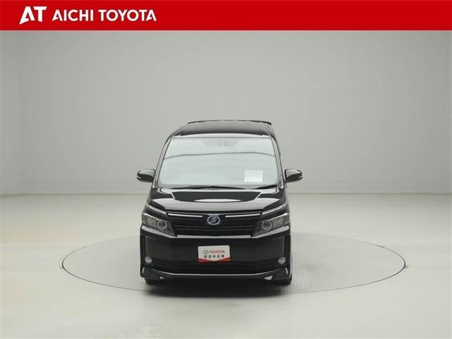 ヴォクシー ハイブリッドＶ　スマートキープッシュスタート　盗難防止アラーム　ＤＶＤ再生可　Ｂモニター　オートクルーズ　Ｗエアバック　ナビＴＶ　ＥＳＣ　ＥＴＣ車載器　リモコンキー　ＰＳ　ＬＥＤヘットライト　運転席エアバック　３列（9枚目）