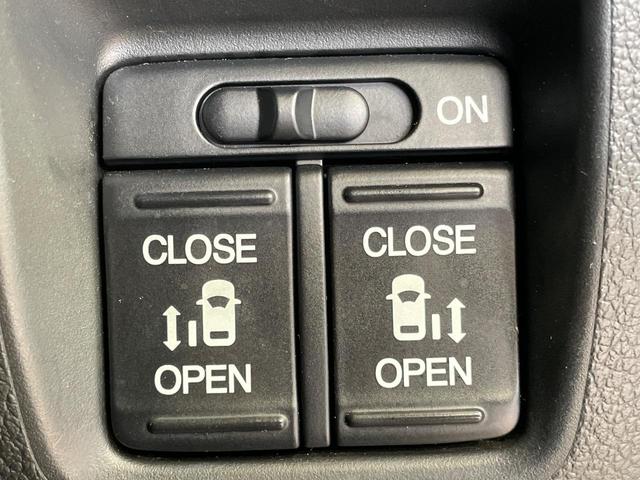 【両側パワースライドドア】スマートキーや運転席のスイッチで後席両側スライドドアの開閉が可能♪電動だから力を入れてドアを開ける必要が無く、小さなお子様でも簡単に開け閉めでき快適です♪