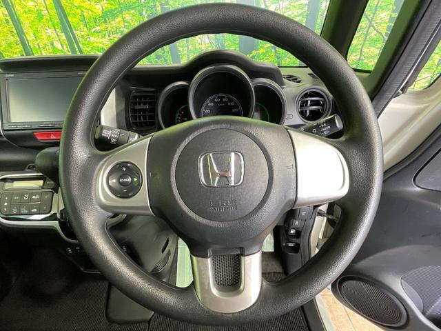 インテリアに合わせたデザインのステアリングは、運転される方のことも考え、運転しやすい形状、大きさです。是非一度、実際に触ってお確かめください。