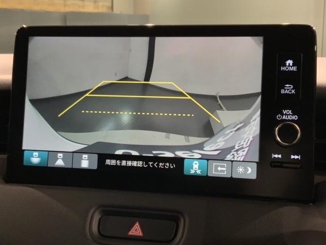 リバースギアに入れるだけで後方の表示へ切り替わります。夜間や雨の日の駐車も楽になりますよ。