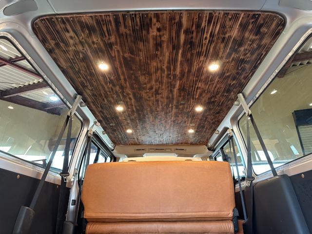 レジアスエースバン ロングDX GLパッケージ 9人乗り 4WD ディーゼル 天井木張り施工 リアクーラー&ヒーター マットベージュ&マットブラック塗装 新品タイヤ/ホイール/LEDヘッドライト/シートカバー/カーペット キャリア バンパーガード(5枚目)