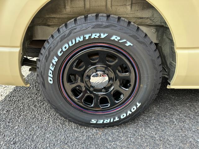 レジアスエースバン ロングDX GLパッケージ 9人乗り 4WD ディーゼル 天井木張り施工 リアクーラー&ヒーター マットベージュ&マットブラック塗装 新品タイヤ/ホイール/LEDヘッドライト/シートカバー/カーペット キャリア バンパーガード(22枚目)