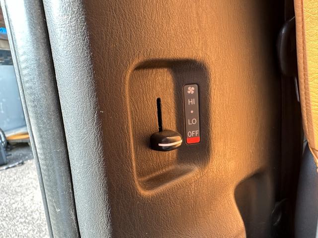 レジアスエースバン ロングDX GLパッケージ 9人乗り 4WD ディーゼル 天井木張り施工 リアクーラー&ヒーター マットベージュ&マットブラック塗装 新品タイヤ/ホイール/LEDヘッドライト/シートカバー/カーペット キャリア バンパーガード(26枚目)