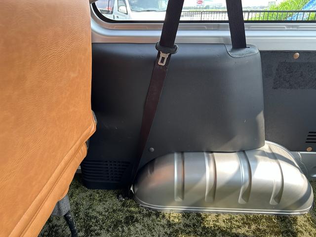 レジアスエースバン ロングDX GLパッケージ 9人乗り 4WD ディーゼル 天井木張り施工 リアクーラー&ヒーター マットベージュ&マットブラック塗装 新品タイヤ/ホイール/LEDヘッドライト/シートカバー/カーペット キャリア バンパーガード(27枚目)