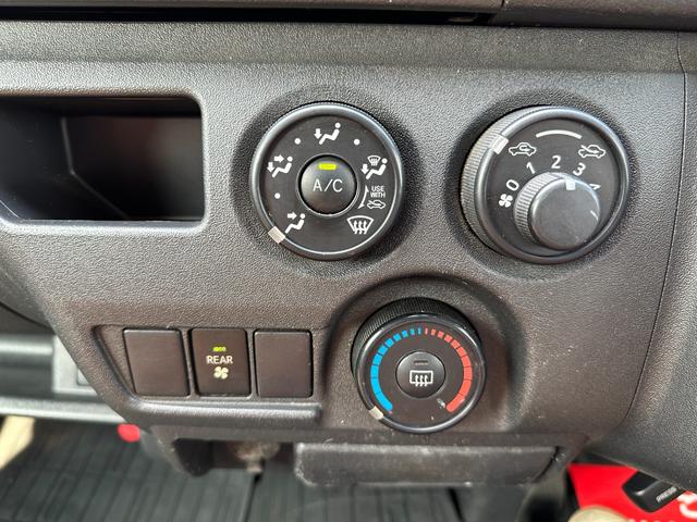 レジアスエースバン ロングDX GLパッケージ 9人乗り 4WD ディーゼル 天井木張り施工 リアクーラー&ヒーター マットベージュ&マットブラック塗装 新品タイヤ/ホイール/LEDヘッドライト/シートカバー/カーペット キャリア バンパーガード(37枚目)