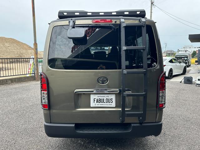 ハイエースバン ロングＤＸ　ＧＬパッケージ　９人乗り　４ＷＤ　ディーゼル　リアクーラー＆ヒーター　ブロンズメタリック＆マットブラック塗装　ベッドキット　社外タイヤ／ホイール／バンパーガード／キャリア／ラダー／テールガード／ＬＥＤヘッドライト（9枚目）