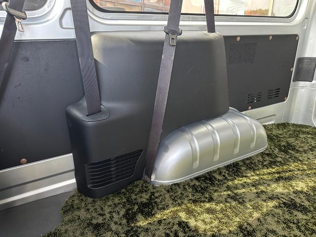 ハイエースバン ロングＤＸ　ＧＬパッケージ　９人乗り　４ＷＤ　ディーゼル　リアクーラー＆ヒーター　ブロンズメタリック＆マットブラック塗装　ベッドキット　社外タイヤ／ホイール／バンパーガード／キャリア／ラダー／テールガード／ＬＥＤヘッドライト（22枚目）