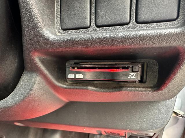 ハイエースバン ロングＤＸ　ＧＬパッケージ　９人乗り　４ＷＤ　ディーゼル　リアクーラー＆ヒーター　ブロンズメタリック＆マットブラック塗装　ベッドキット　社外タイヤ／ホイール／バンパーガード／キャリア／ラダー／テールガード／ＬＥＤヘッドライト（33枚目）