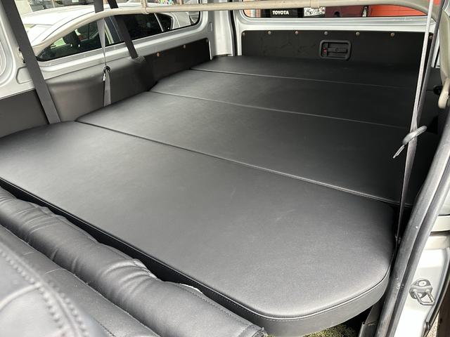 ハイエースバン ロングＤＸ　ＧＬパッケージ　９人乗り　４ＷＤ　ディーゼル　リアクーラー＆ヒーター　ブロンズメタリック＆マットブラック塗装　ベッドキット　社外タイヤ／ホイール／バンパーガード／キャリア／ラダー／テールガード／ＬＥＤヘッドライト（48枚目）