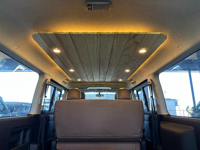 ハイエースバン スーパーGL ダークプライム ディーゼル 丸目フェイス ファビュラスブルー&マットブラック塗装 リアクーラー&ヒーター 新品タイヤ/ホイール/シートカバ プッシュスタート 100V ナビ Bluetooth バックカメラ ETC(5枚目)