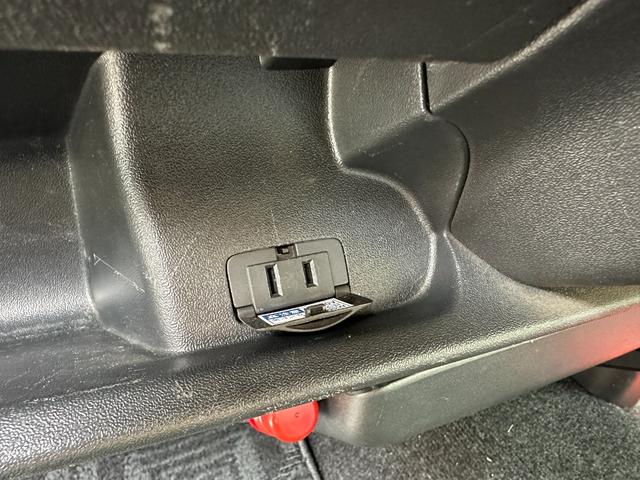 ハイエースバン スーパーGL ダークプライム ディーゼル 丸目フェイス ファビュラスブルー&マットブラック塗装 リアクーラー&ヒーター 新品タイヤ/ホイール/シートカバ プッシュスタート 100V ナビ Bluetooth バックカメラ ETC(27枚目)