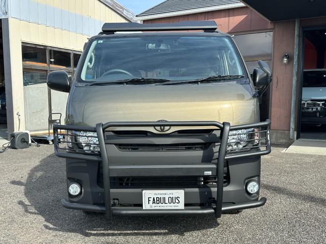 ハイエースバン ロングDX GLパッケージ 9人乗り 4WD ディーゼル リアクーラー&ヒーター ブロンズメタリック&マットブラック塗装 ベッドキット 社外タイヤ/アルミ/バンパーガード/キャリア/ラダー/テールガード/LEDヘッドライト(4枚目)