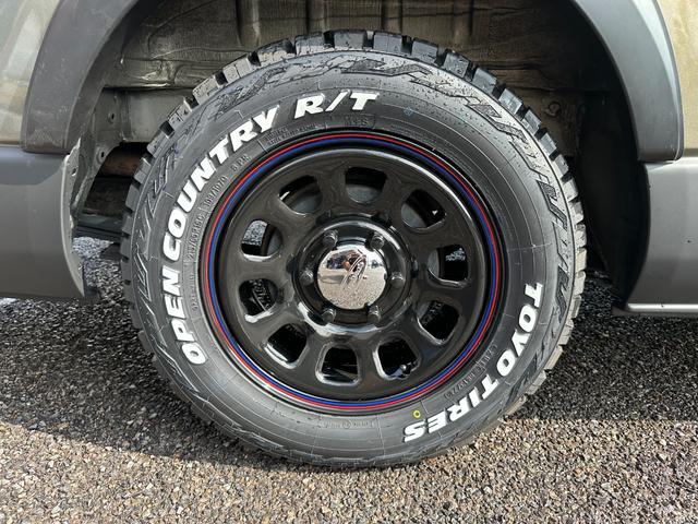 ハイエースバン ロングDX GLパッケージ 9人乗り 4WD ディーゼル リアクーラー&ヒーター ブロンズメタリック&マットブラック塗装 ベッドキット 社外タイヤ/アルミ/バンパーガード/キャリア/ラダー/テールガード/LEDヘッドライト(17枚目)