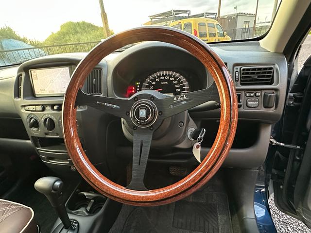 サクシードバン UL Xパッケージ 4WD グレー&マットブラック塗装 ホワイトレタータイヤ ウッド調ハンドル シートカバー 電動格納ドアミラー ナビ Bluetooth バックカメラ TV ETC(22枚目)