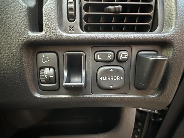 サクシードバン UL Xパッケージ 4WD グレー&マットブラック塗装 ホワイトレタータイヤ ウッド調ハンドル シートカバー 電動格納ドアミラー ナビ Bluetooth バックカメラ TV ETC(23枚目)