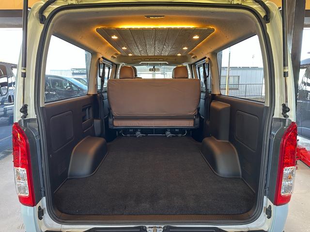 ハイエースバン スーパーGL ダークプライム ディーゼル 丸目フェイス ファビュラスブルー&マットブラック塗装 リアクーラー&ヒーター 新品タイヤ/ホイール/シートカバ プッシュスタート 100V ナビ Bluetooth バックカメラ ETC(4枚目)