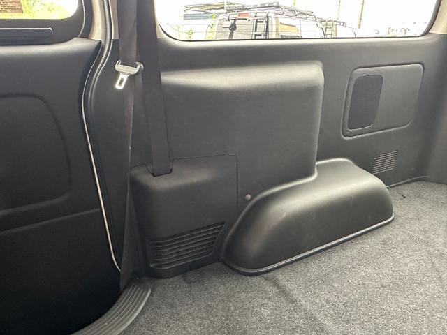 ハイエースバン スーパーGL ダークプライム ディーゼル 丸目フェイス ファビュラスブルー&マットブラック塗装 リアクーラー&ヒーター 新品タイヤ/ホイール/シートカバ プッシュスタート 100V ナビ Bluetooth バックカメラ ETC(22枚目)