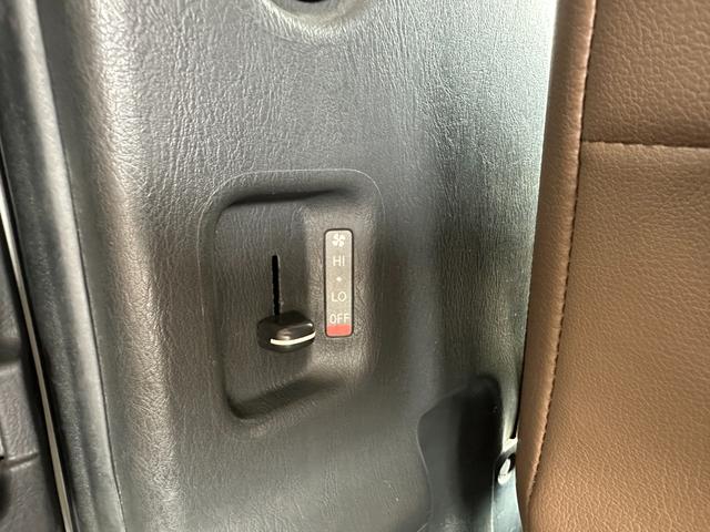 ハイエースバン スーパーGL ダークプライム ディーゼル 丸目フェイス ファビュラスブルー&マットブラック塗装 リアクーラー&ヒーター 新品タイヤ/ホイール/シートカバ プッシュスタート 100V ナビ Bluetooth バックカメラ ETC(23枚目)