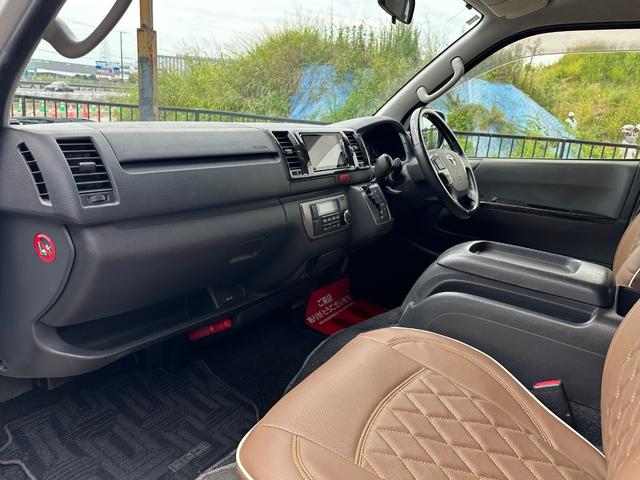 ハイエースバン スーパーGL ダークプライム ディーゼル 丸目フェイス ファビュラスブルー&マットブラック塗装 リアクーラー&ヒーター 新品タイヤ/ホイール/シートカバ プッシュスタート 100V ナビ Bluetooth バックカメラ ETC(39枚目)