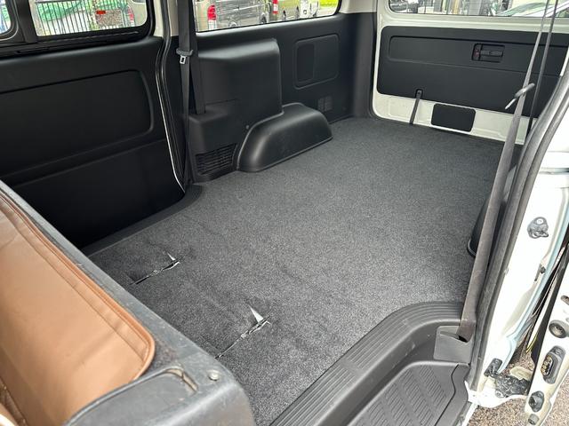 ハイエースバン スーパーGL ダークプライム ディーゼル 丸目フェイス ファビュラスブルー&マットブラック塗装 リアクーラー&ヒーター 新品タイヤ/ホイール/シートカバ プッシュスタート 100V ナビ Bluetooth バックカメラ ETC(45枚目)