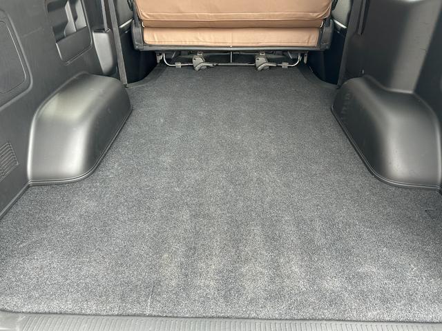 ハイエースバン スーパーGL ダークプライム ディーゼル 丸目フェイス ファビュラスブルー&マットブラック塗装 リアクーラー&ヒーター 新品タイヤ/ホイール/シートカバ プッシュスタート 100V ナビ Bluetooth バックカメラ ETC(56枚目)