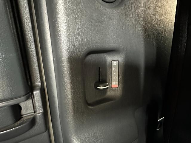 ハイエースバン スーパーＧＬ　ダークプライム　ディーゼル　両側パワースライドドア　リアクーラー／ヒーター　プッシュスタート　１００電源　ナビ　Ｂｌｕｅｔｏｏｔｈ　ＴＶ　バックカメラ　ＥＴＣ　ＤＶＤ　ＬＥＤヘッドライト　スマートキー　オートライト（19枚目）