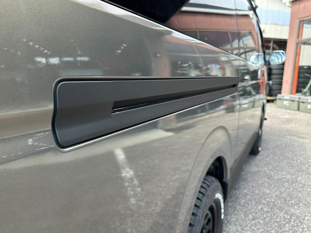 レジアスエースバン ロングスーパーＧＬ　４ＷＤ　ディーゼル　ブロンズメタリック＆マットブラック塗装　リアクーラー／ヒーター　　プッシュスタート　新品ホイール／タイヤ／バンパーガード／キャリア／ラダー／テールガード／ＬＥＤヘッド／シートカバー（25枚目）