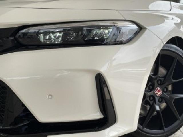シビック タイプＲ　未使用車　６ＭＴ　ターボ　ホンダセンシング　ＬＥＤヘッドライト　トリプルマフラー　１９インチ５本Ｖ字スポーツブラック塗装アルミホイール　レッドブレーキキャリパー　アルカンターラ巻きステアリング（13枚目）