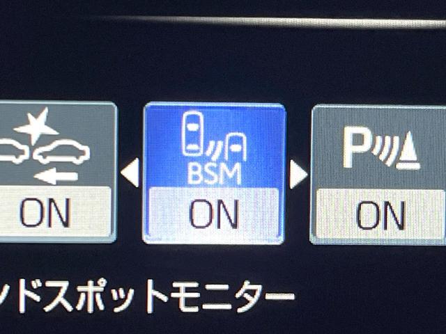 クラウンハイブリッド ＲＳアドバンス　ＴＲＤエアロ　ムーンルーフ　ブラインドスポットモニター　純正１８インチアルミ　イージークローザー　メモリー機能付きパワーシート　カラーヘッドアップディスプレイ　３眼ＬＥＤヘッドライト＆フォグ　ＥＴＣ（6枚目）