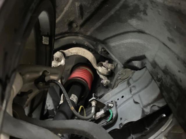 クラウンハイブリッド ＲＳアドバンス　ＴＲＤエアロ　ムーンルーフ　ブラインドスポットモニター　純正１８インチアルミ　イージークローザー　メモリー機能付きパワーシート　カラーヘッドアップディスプレイ　３眼ＬＥＤヘッドライト＆フォグ　ＥＴＣ（20枚目）