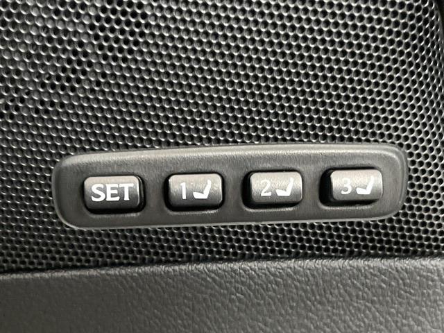 ＩＳ　Ｆ ベースグレード　ムーンルーフ　純正オプション１９インチアルミ　パドルシフト　クルーズコントロール　革巻きステアリング　ホワイトセミアニリン革シート　プレミアムサウンド　ＨＩＤヘッドライト　パワーシート　純正ナビ（5枚目）