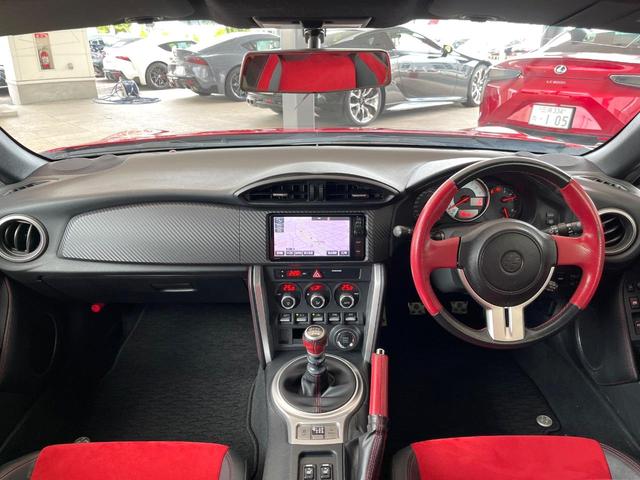 ８６ ＧＴリミテッド　６ＭＴ　ＴＲＤ製マフラー　純正１７インチアルミ　シートヒーター　革／アルカンターラコンビシート　革巻きステアリング　リアフォグランプ　ＨＩＤヘッドライト　純正ナビ　バックカメラ　アルミペダル　ＥＴＣ（2枚目）