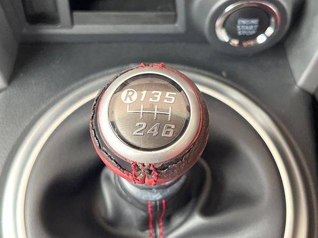 ８６ ＧＴリミテッド　６ＭＴ　ＴＲＤ製マフラー　純正１７インチアルミ　シートヒーター　革／アルカンターラコンビシート　革巻きステアリング　リアフォグランプ　ＨＩＤヘッドライト　純正ナビ　バックカメラ　アルミペダル　ＥＴＣ（3枚目）